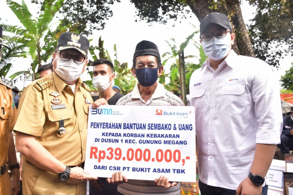 PTBA Bantu Uang dan Sembako Korban Kebakaran Di Gunung Megang